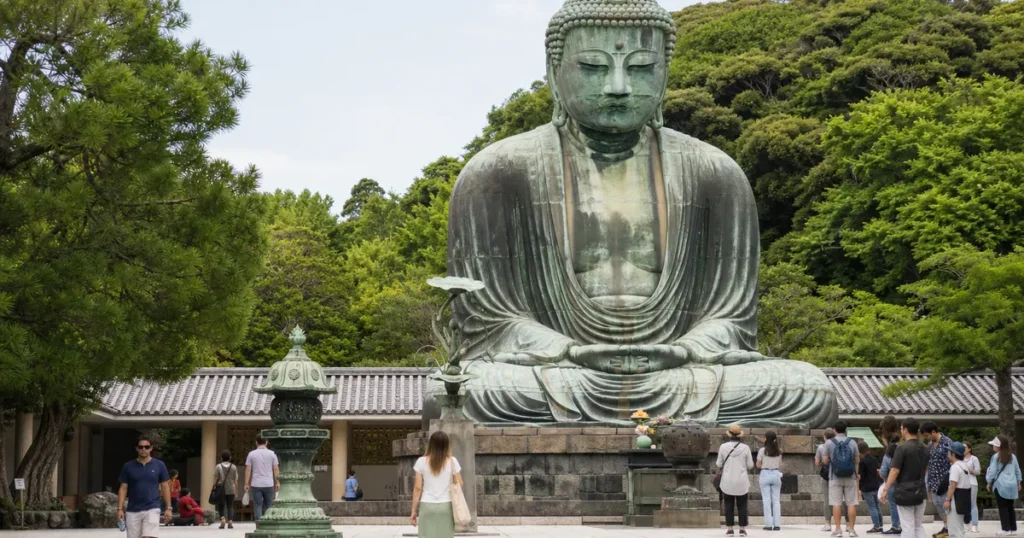 鎌倉の大仏と参道を望む観光風景のアイキャッチ画像