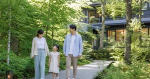 夏の軽井沢で森の中を歩く子連れ家族のイメージ画像