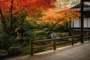 紅葉に囲まれた日本旅館の庭と縁側